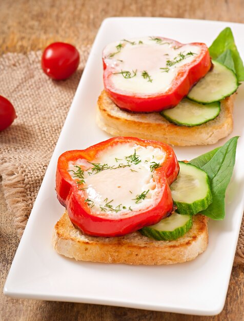 revuelto en pimiento dulce sobre tostadas con verduras