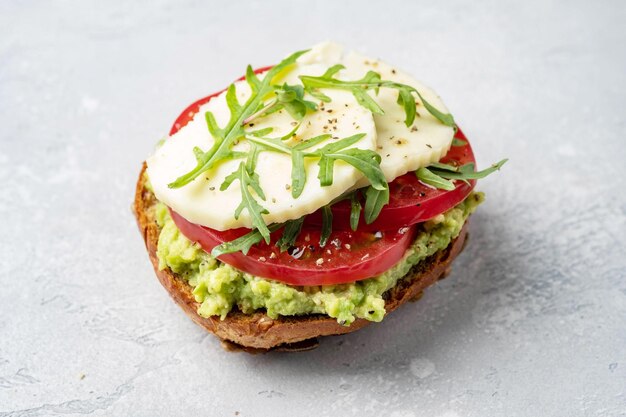 Revuelto de salmón ahumado y tostadas integrales