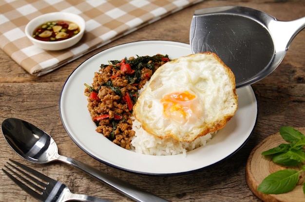 Revuelva la albahaca tailandesa frita con carne de cerdo picada con huevo frito