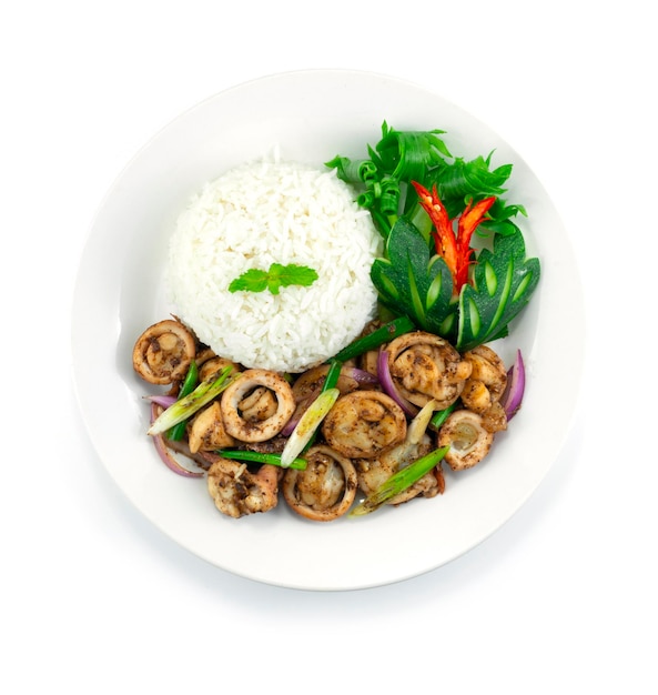Foto revuelva los calamares fritos con pimienta negra servido receta de arroz decoración tallado verduras estilo tailandés topview