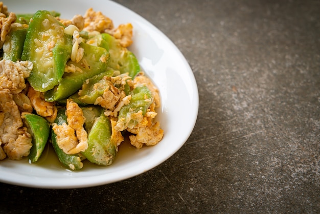 Revuelva Frito Calabaza Angulada con Huevo - Estilo de comida saludable