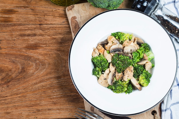 Revuelva frito con pollo, champiñones y brócoli recetas bajas en proteínas de alto en carbohidratos.