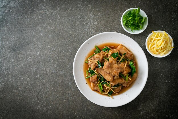 Revuelva pescado frito con apio chino - Estilo de comida asiática