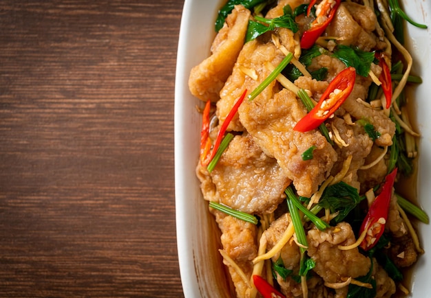 Revuelva pescado frito con apio chino - Estilo de comida asiática