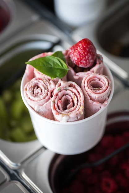 Revuelva los rollos de helado fritos en la bandeja de congelación