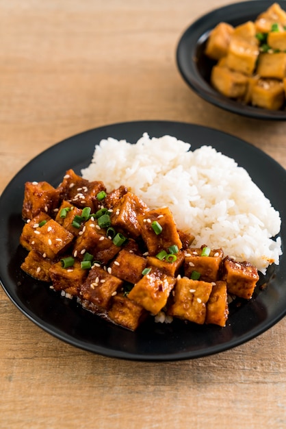 Revuelva el tofu frito con salsa picante en el arroz