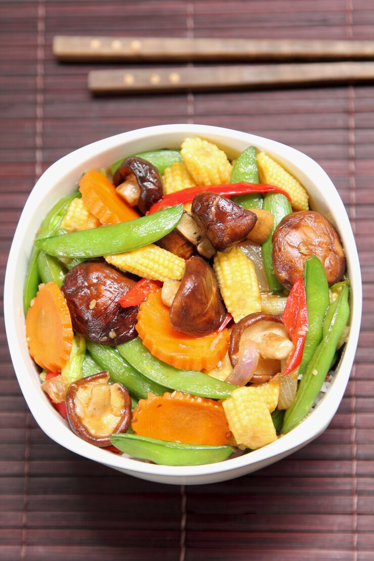 Revuelva Verduras Fritas con Champiñones sobre Arroz