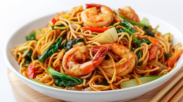 Foto revuelve los fideos fritos con verduras y camarones