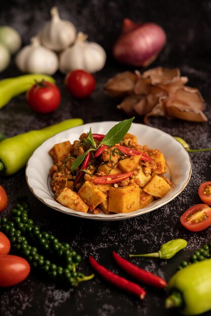 Foto revuelve la pasta de curry frito con brotes de bambú y carne de cerdo picada