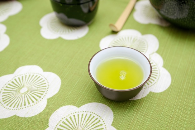 Rewed Japonés Té Verde Sencha En Un Tazón.