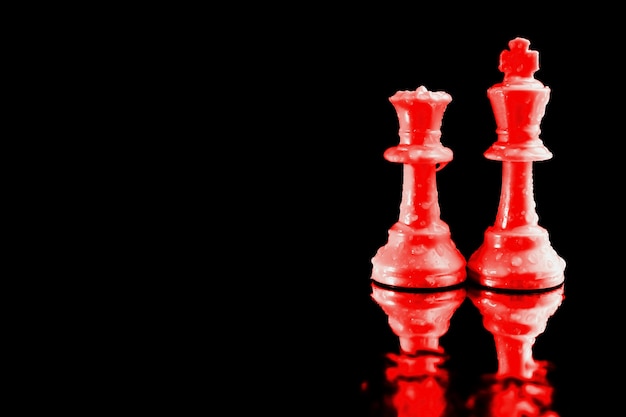 el rey del ajedrez y la reina roja se utilizan como un líder simbólico en los negocios.