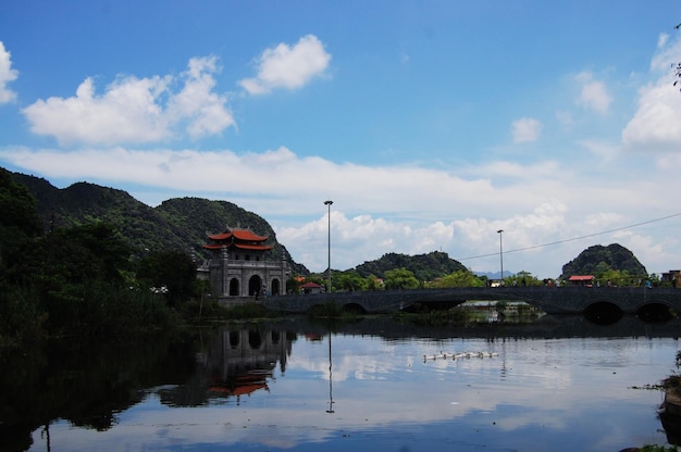 Rey Emperador Dinh Tien Hoang Temple y Nhat Tru Pagoda de Hoa Lu antigua capital para los vietnamitas y los viajeros extranjeros visitan el respeto rezando en Truong Yen en Ninh Binh en Hanoi Vietnam