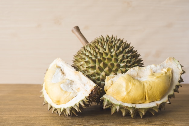 Rey de las frutas, Durian en el fondo de madera.