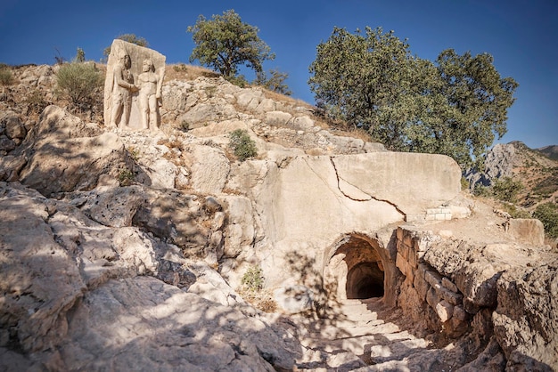 Foto rey mitrídates y heracles. (kahta, turquía)