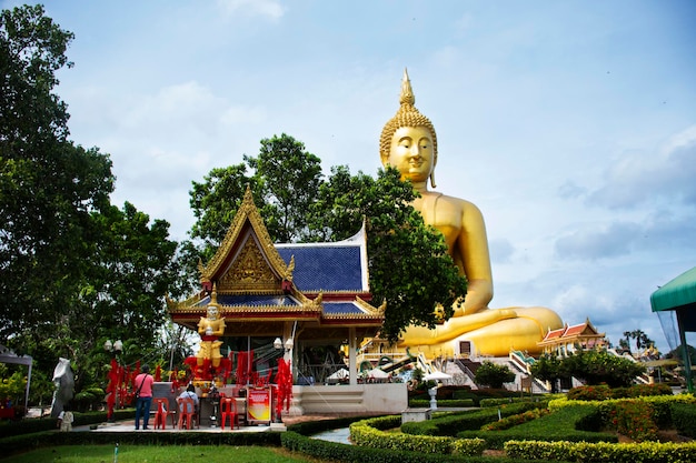 Rey Thao Wessuwan gigante y gran estatua de Buda del templo Wat Muang gente tailandesa viajeros visita respeto rezar bendición deseo misterio en la ciudad de Angthong el 31 de octubre 2023 en Ang Thong Tailandia