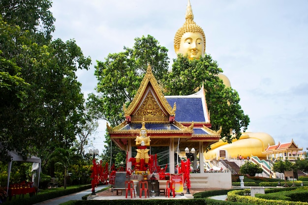 Foto rey thao wessuwan gigante y gran estatua de buda del templo wat muang gente tailandesa viajeros visita respeto rezar bendición deseo misterio en la ciudad de angthong el 31 de octubre 2023 en ang thong tailandia