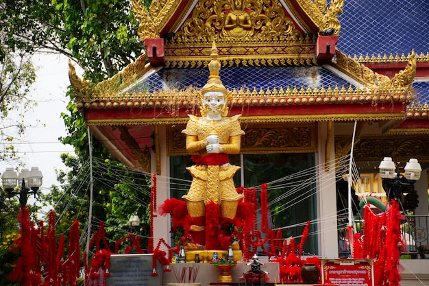 Foto rey thao wessuwan o vasavana kuvera estatua gigante del templo wat muang gente tailandesa viajeros visita respeto rezar bendición deseo misterio en angthong el 31 de octubre de 2023 en ang thong tailandia