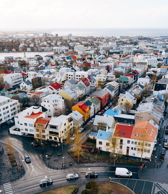 Reykjavik islandia mayo vista aérea del centro de reykjavik casas de colores contrastan con los colores del cielo