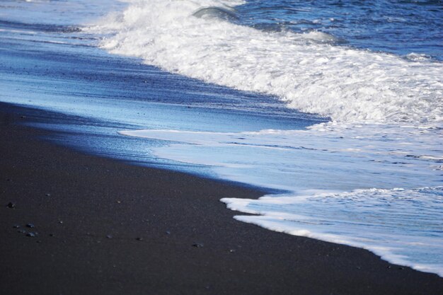 Reynisfjara playa negra en primer plano de Islandia sobre las olas