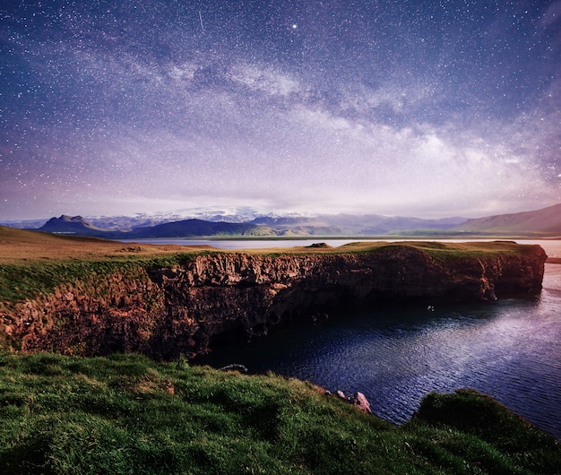 Reynisfjara praia de areia preta na Islândia