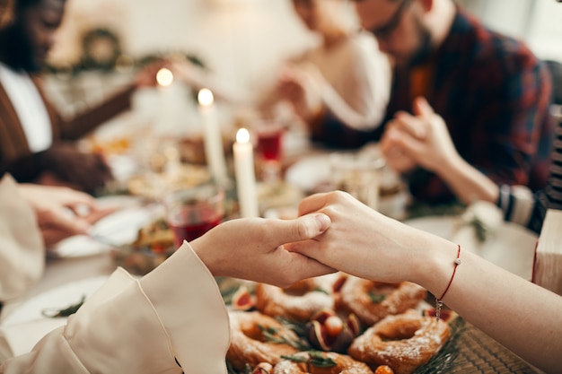 Rezando en la cena