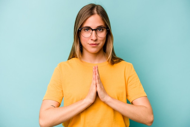 Rezando mostrando devoção religiosa pessoa à procura de inspiração divina