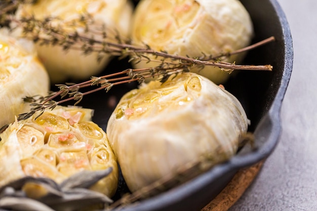 Rezept für gerösteten Knoblauchaufstrich mit Gewürzen in einer gusseisernen Pfanne.