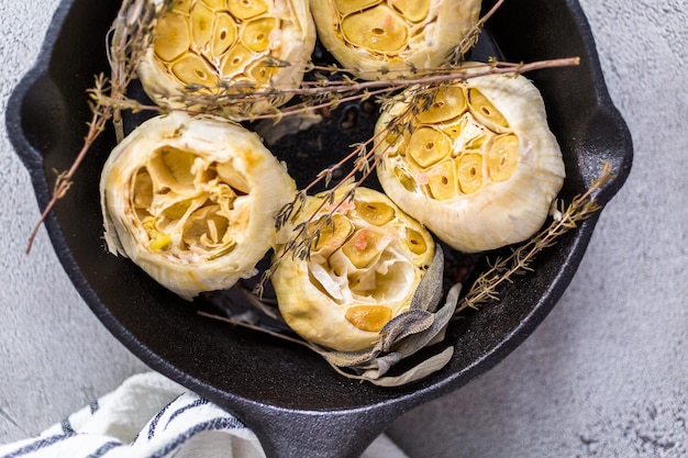 Rezept für gerösteten Knoblauchaufstrich mit Gewürzen in einer gusseisernen Pfanne.