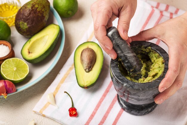 Rezept, Guacamole Salsa Verde, Salsa-Chips, Käsesaucen, cremiger Avocado-Dip, Saucen-Zutaten, Tortilla-Chips