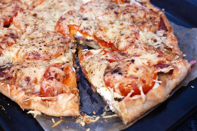 Rezept Schritt für Schritt Pizza mit Wurst machen