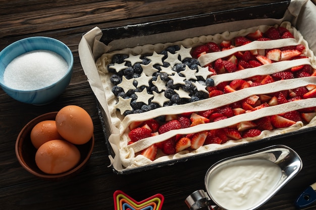 Rezept und amerikanische Torte mit Erdbeeren und Blaubeeren.