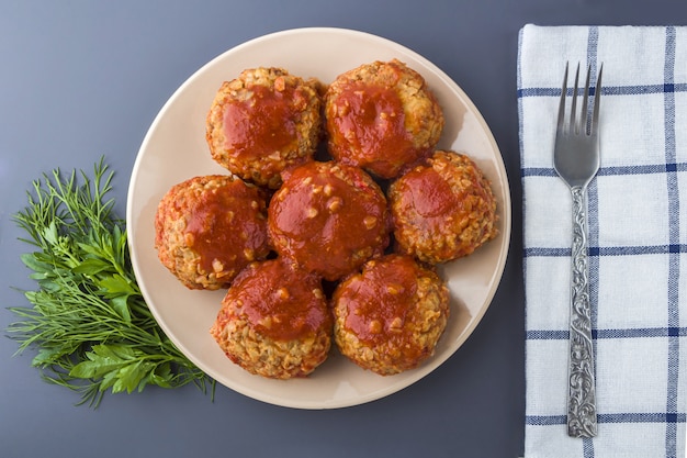 Rezept zum Kochen von vegetarischen Buchweizenkoteletts oder Fleischbällchen