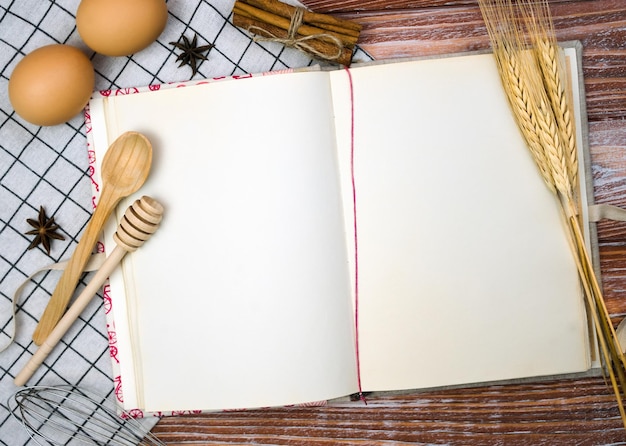 Rezeptbuch auf dem Holztisch in der Küche Nahaufnahme Kopierraum Top-Ansicht