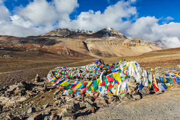 El rezo budista banderas lungta en el paso de Baralacha La en Himalaya