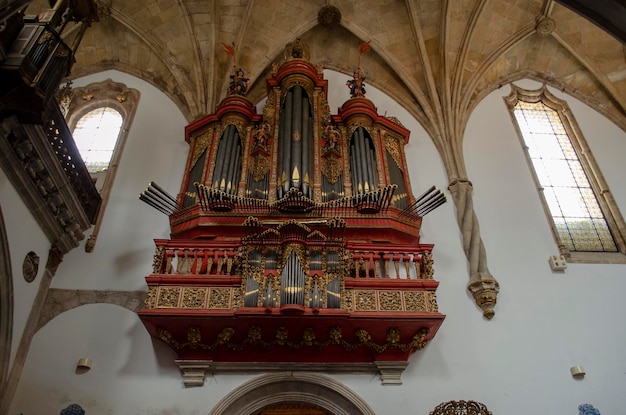 Órgano de tubos barroco del siglo XVIII en el interior del Monasterio de Santa Cruz