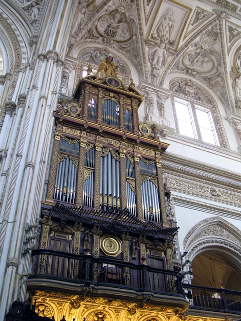 Órgão antigo na igreja em Córdoba. Mesquita Catedral de Córdoba. Catedral Católica Romana. Espanha