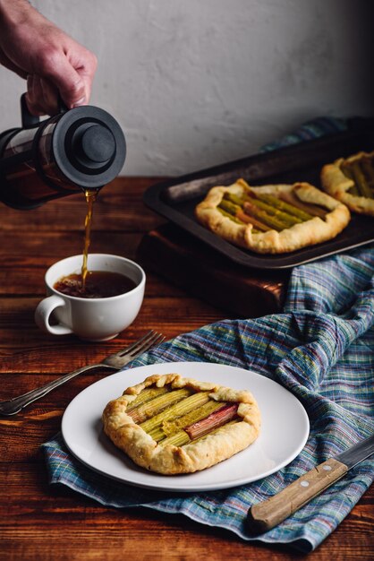 Foto rhabarber-galette auf weißem teller