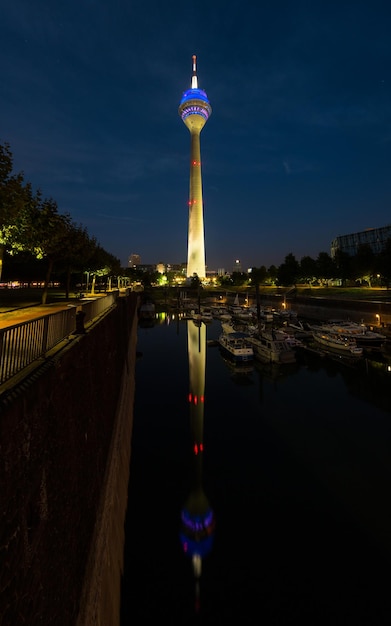 Rhein tower dusseldorf no panorama noturno