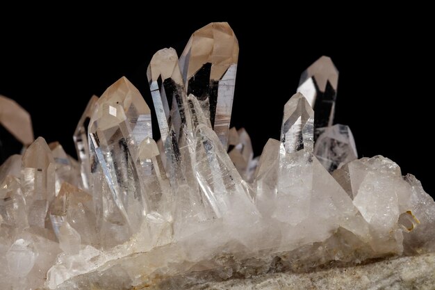 Foto rhinestone de piedra mineral macro en cristales sobre un fondo negro