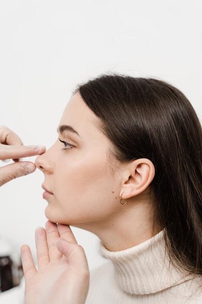 Rhinoplastik ist eine Nasenoperation, um das Aussehen der Nase zu verändern und die Atmung zu verbessern. Konsultation mit dem HNO vor der plastischen Nasenoperation, um die Nasenform zu ändern und die Atmung zu verbessern