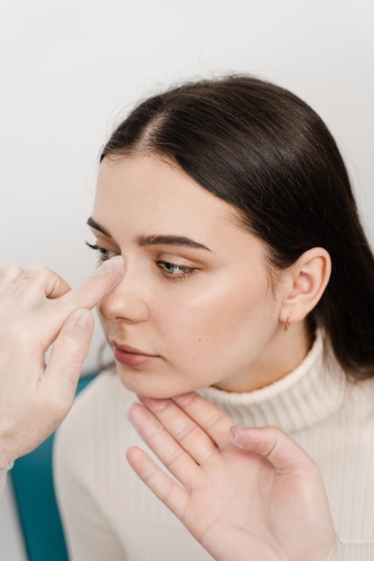 Rhinoplastik ist eine Nasenoperation, um das Aussehen der Nase zu verändern und die Atmung zu verbessern. Konsultation mit dem HNO vor der plastischen Nasenoperation, um die Nasenform zu ändern und die Atmung zu verbessern