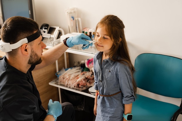 Rhinoskopie der Nase des Kindes Konsultation mit dem Arzt Der Kinder-HNO-Arzt untersucht die Nase des Kindes vor dem Eingriff der Endoskopie der Nase