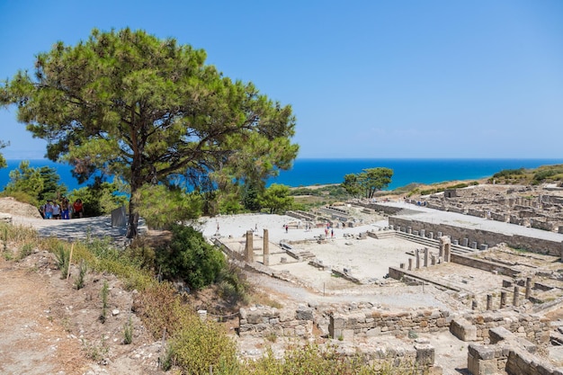 RHODOS, Griechenland, - 11. August 2015: Menschen erkunden die Ruinen der antiken Stadt Kamiros auf der Insel Rhodos, Griechenland