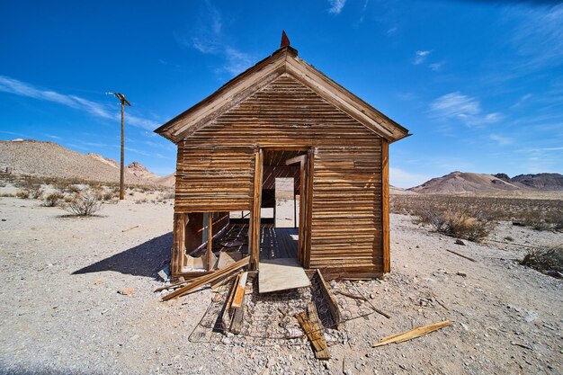 Foto rhyolite ghost town no deserto de nevada abandonou a casa de madeira