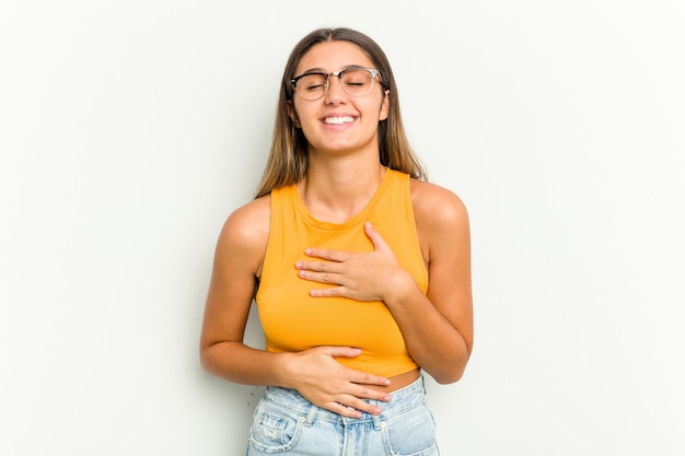 Foto ri alegremente e se diverte mantendo as mãos na barriga