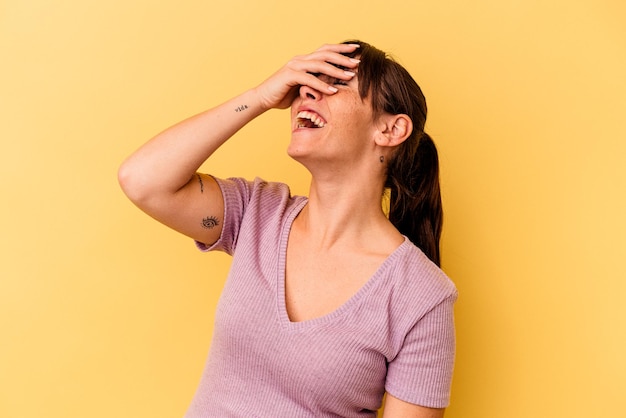 Foto ri alegremente mantendo as mãos na cabeça conceito de felicidade