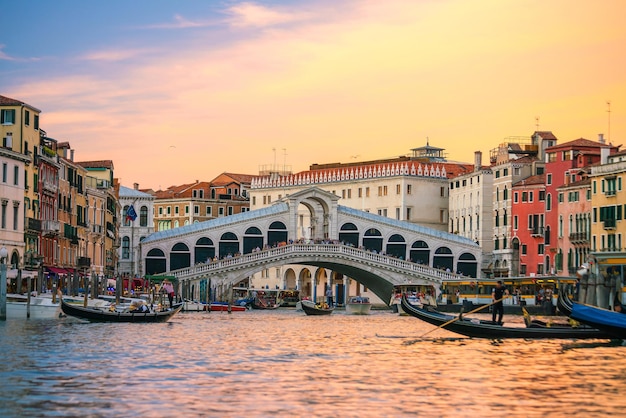 Rialtobrücke in Venedig Italien in der Dämmerung