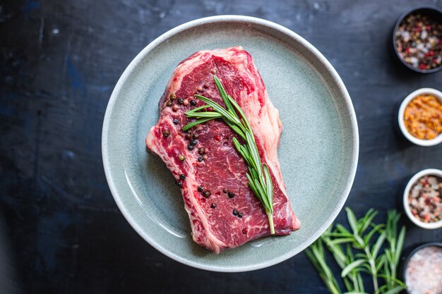 Rib-Eye-Steak mit Gewürzen auf einem Teller