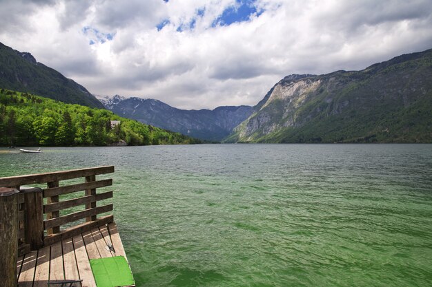 Foto ribcev laz en el lago bohinj, triglav natioanl park, eslovenia