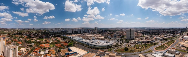 Ribeirao Preto 02 de octubre de 2022 Vista aérea panorámica de Ribeirao Shopping y avenida Presidente Vargas